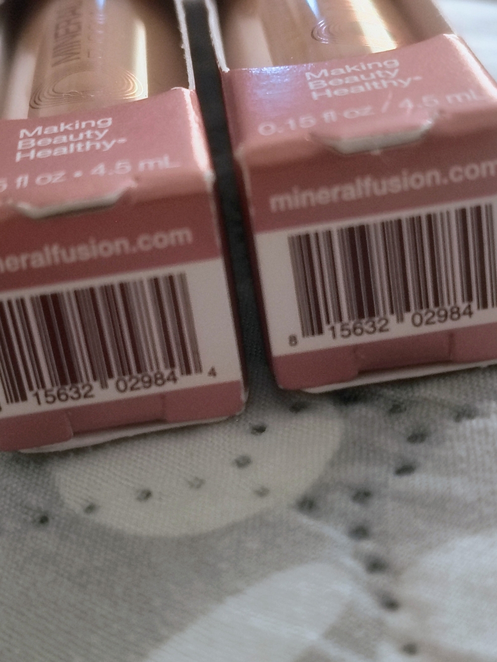 Mineral Fusion Hydro Shine Lip Gless in Barcelona - Picture 4 of 5
